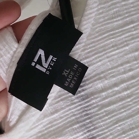 White blouse - Picture 5 of 5